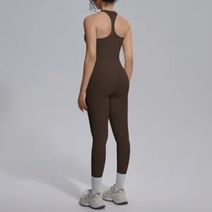 Gedetailleerd overzicht van het racerback-rugontwerp van een effen donkerbruine yogaset.