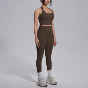 Bruine naadloze yogaset detailweergave, sportbeha en sportlegging voor fitness training.