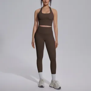 Gedetailleerd overzicht van de effen bruine halter yoga crop top en legging set voor dames.