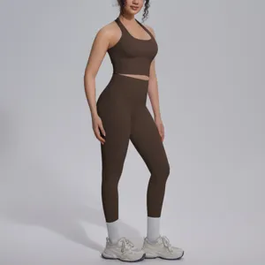 Bruine yoga outfit, nauwsluitende sport-bh en hoge taille legging voor fitness en hardlopen.