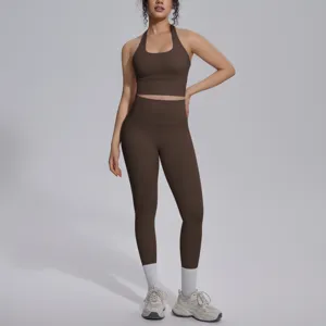 Bruine yogaset met halter crop top en hoge taille legging in gedetailleerd overzicht.