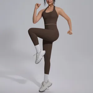 Gedetailleerd overzicht van de bruine sportset, met sportbeha en yogaleggings met hoge taille.