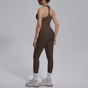 Bruine strakke rugvrije yoga outfit set, gedetailleerd achteraanzicht sportkleding.