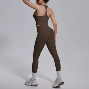 Gedetailleerd overzicht van effen bruine yoga set achterkant, comfortabele stretch sportkleding.