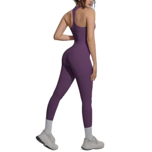 Effen paarse sportset met rugvrije yoga-top en comfortabele leggings voor fitness en hardlopen.
