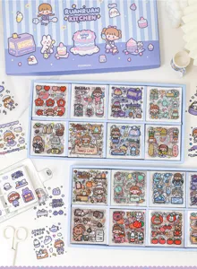 Dettaglio set adesivi kawaii carini con vari disegni di cibo e ragazze anime nelle scatole.