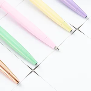 Stylo à bille en métal dégradé aux couleurs pastel, idéal pour le bureau et l'écriture quotidienne.