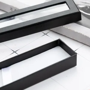 Caja de regalo de papel negro con ventana transparente para bolígrafos y estuche.