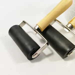 Rubberen brayer roller voor linodruk ambachtelijke inkt en stempelwerktuigen in detail