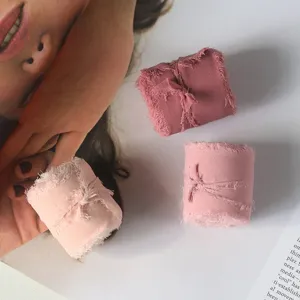 Fransen Stoffband Detail mit texturierten rosa Bändern für Geschenkverpackung, Hochzeitsdeko.