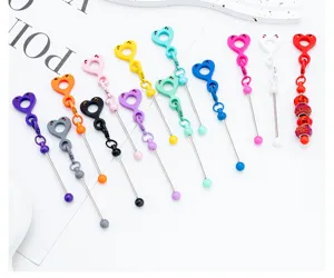 Détail de breloques de paille en silicone smiley DIY, embouts cœur colorés pour tasses de 8-10 mm.