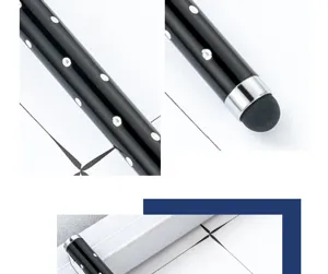 Vista dettagliata della penna stilo capacitiva con strass e punta in gomma per tablet.