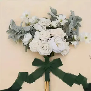 Handgemachtes Fransenband Schleife mit künstlichem Blumenstrauß für Hochzeitsdeko.
