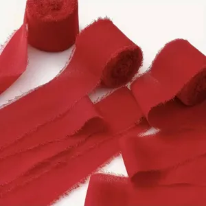 Rotes Stoffband mit ausgefransten Kanten für Hochzeitsdeko und Geschenkverpackung.