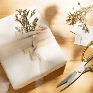 Handgerissenes Stoffband für Geschenverpackung, Hochzeitsdekoration und rustikale Bastelprojekte.