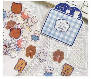Vista dettagliata di simpatici adesivi orsetto cartone animato, set sticker decorativi.