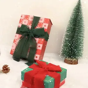 Detailaufnahme von ausgefransten Stoffbändern, perfekt für Geschenkverpackung und Feiern.