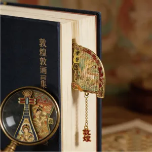 Dettaglio segnaplibro in metallo Dunhuang a ventaglio con ciondolo, ideale dono culturale.