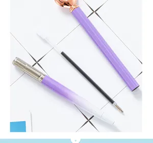 Penna a sfera in metallo creativo con cuore, fusto glitterato viola e dettaglio ricarica.