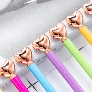 Penna a sfera creativa colorata a forma di cuore con cappuccio in metallo oro rosa per regalo.
