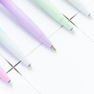 Set di penne a sfera in metallo glitterato pastello, cancelleria elegante e fluida per ufficio.