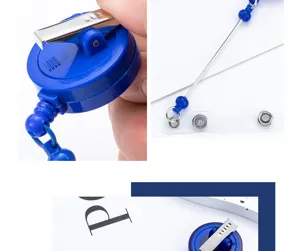 Blauwe intrekbare badgehouder detail close-up met metalen clip en uitschuifbaar koord.