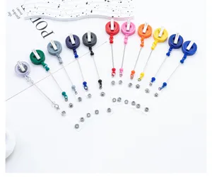 Kleurrijke intrekbare badgehouders met draaibare clips, ideaal voor ID-kaarten en sleutels.