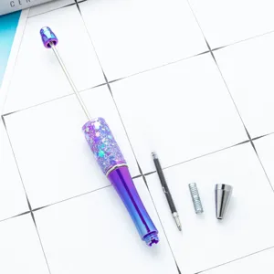 Στυλό με χάντρες γκλίτερ διαβάθμισης DIY αποσυναρμολογημένα μέρη σε φόντο πλέγματος.