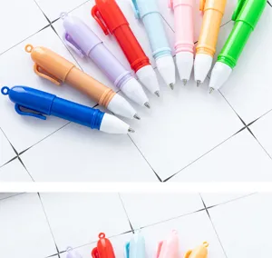 Vue rapprochée de mini-stylos à bille en plastique coloré avec des boucles de suspension.