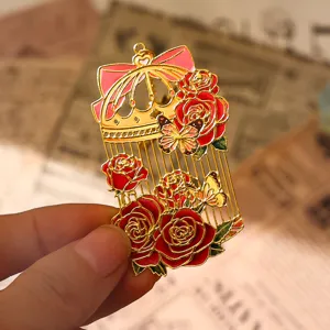 Marque-page en métal avec roses et papillon, design élégant et cadeau parfait pour la lecture.