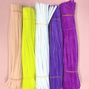 Vista dettagliata di scovolini colorati steli di ciniglia set di materiali per bricolage fai da te.