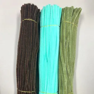 Primo piano di scovolini colorati in peluche per lavori fai da te e progetti floreali