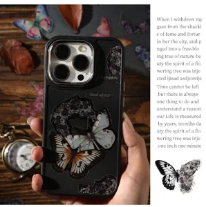 Dettaglio della custodia per telefono farfalla vintage con adesivi e design elegante.