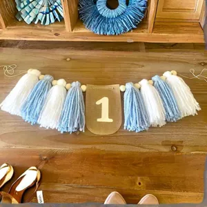 Striscione di nappe per festa di compleanno con perline di legno e bandiera di juta.