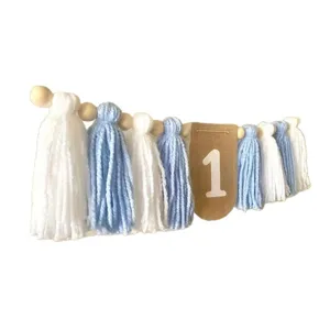 Ghirlanda sospesa di compleanno con nappe filato blu bianco e perline legno per decoro