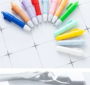 Détail de mini stylos à bille colorés montrant des teintes vibrantes et un design portable.