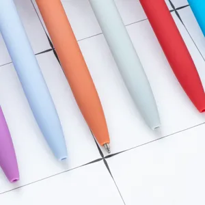 Penna a sfera in plastica retrattile colore macaron con finitura gommata per ufficio scuola.