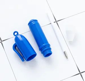 Mini stylo à bille démonté pièces vue détaillée, composants de stylo en plastique portable.