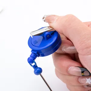 Oprolbare badgehouder met draaibare clip, ideaal voor verpleegkundige ID-kaarten en sleutels.
