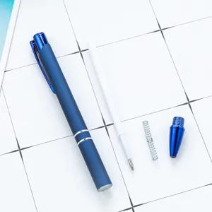 Blauer Metall-Kugelschreiber mit Doppelringen, Druckdesign, Mine und Feder enthalten.