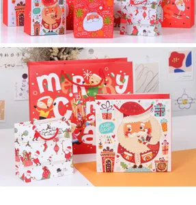 Vista dettagliata di sacchetti regalo di Natale in carta rossa e bianca con simpatico Babbo Natale.