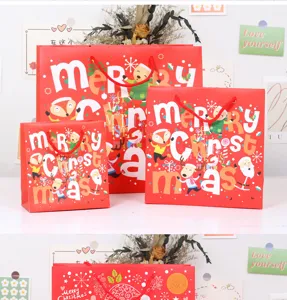Dettaglio di sacchetti regalo di Natale rossi festivi con simpatici disegni di cartoni animati.