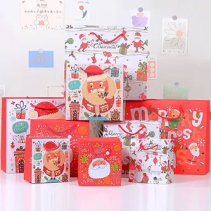 Sacchetti regalo di Natale in carta con simpatici motivi di Babbo Natale per le feste.