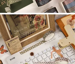 Primo piano dettagliato di nastri adesivi decorativi e articoli di cancelleria vintage.