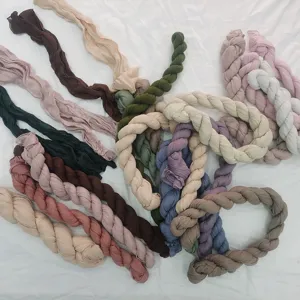 Nahaufnahme der bunten Knitter Gaze Tischläufer Stoffrollen für Party Hochzeitsdeko.