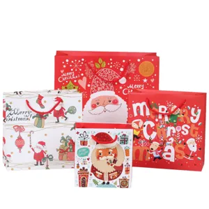 Sacchetti regalo di Natale in carta con simpatico design di Babbo Natale e renne per le feste.