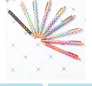 Stylo à bille pailleté cœur vue détaillée, beau stylo poussoir en métal coloré.