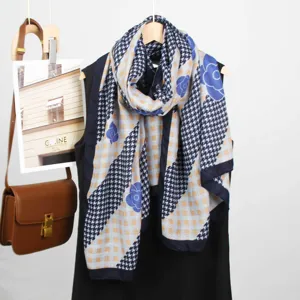 Elegante sciarpa lunga da donna con motivo a quadri e fiori, foulard leggero e chic.