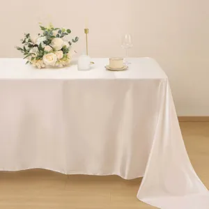 Vista dettagliata di elegante tovaglia in raso con finitura champagne liscia per matrimoni.