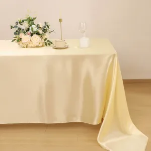 Dettaglio tovaglia in raso elegante, tessuto tinta unita liscio per nozze e ristorante.